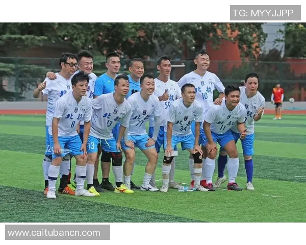 足球明星齐聚一堂精彩瞬间高清大合照展现足球魅力与友谊的完美结合